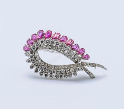 Broche volute en or gris 18 carats (750 millièmes)...