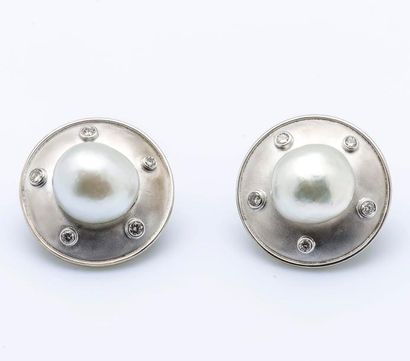 Paire de boucles d’oreilles en or gris 18...