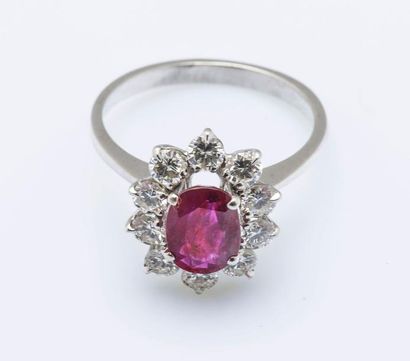 Bague fleur en or gris 18 carats (750 millièmes)...