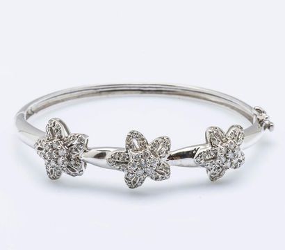 Bracelet jonc ouvrant en or gris 14 carats...