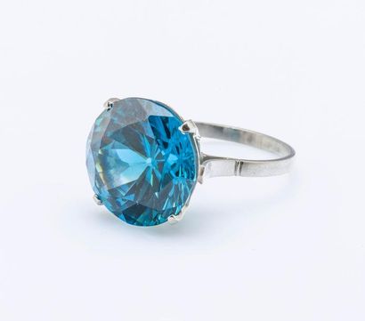 Bague en platine (950 millièmes) sertie d’un...