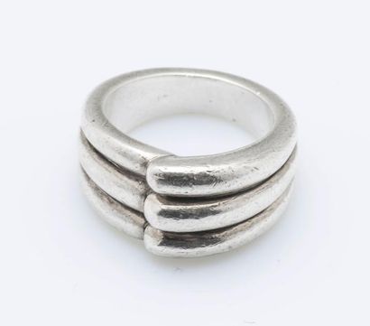 HERMÈS
Bague en argent (925 millièmes) godronnée....