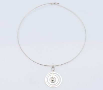 TAPIO WIRKKALA (1915-1985)
Pendentif «Hopeakuu»...