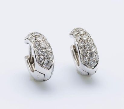 Paire de petites créoles en or gris 18 carats...