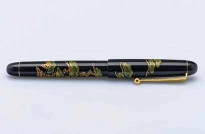 PILOT
Stylo en résine noire à décor laqué...