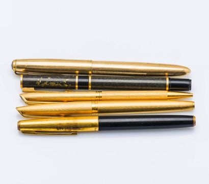 Lot de cinq stylos dont une parure Waterman...