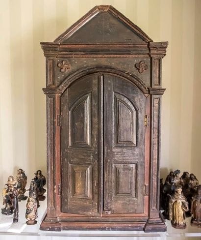 Tabernacle en bois mouluré polychrome

Travail...