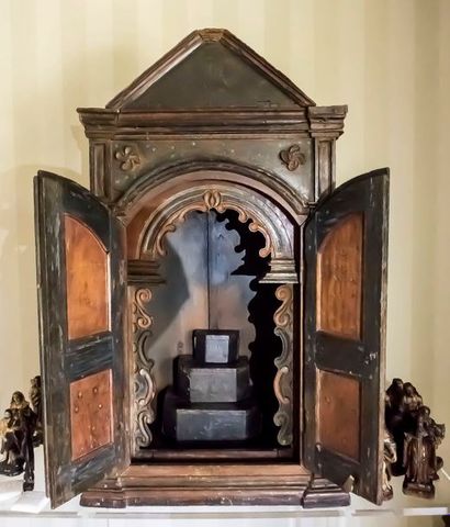 Tabernacle en bois mouluré polychrome

Travail...