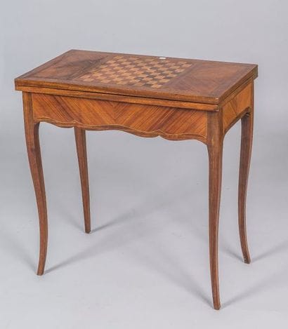 Table à jeu en bois de placage

Style Louis...