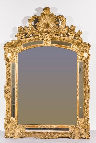Miroir à parecloses en bois sculpté et doré

Style...