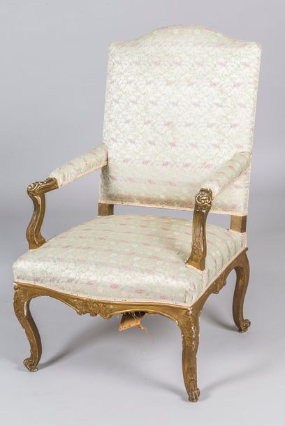 Canapé et un fauteuil en bois mouluré et...
