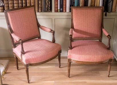 Paire de fauteuils à la reine en bois naturel...