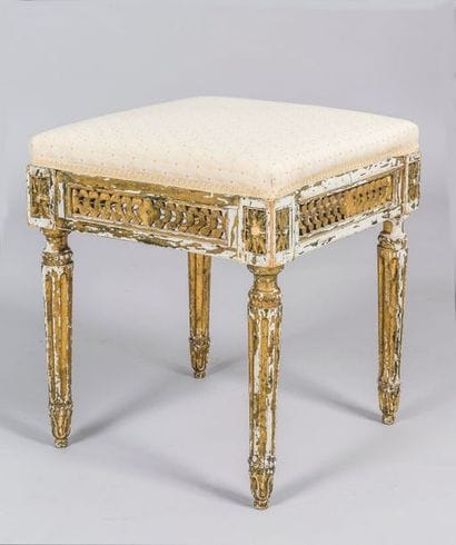 Tabouret carré en bois mouluré et sculpté...