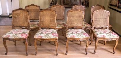Suite de huit chaises en chêne mouluré et...