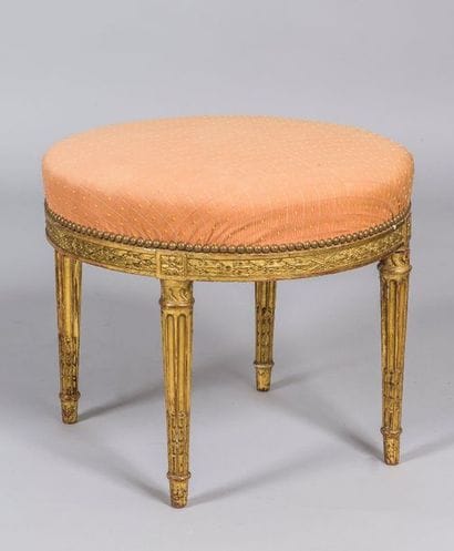 Tabouret rond en bois mouluré et sculpté...