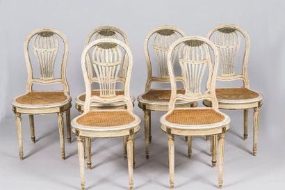 Suite de six chaises en bois laqué gris à...