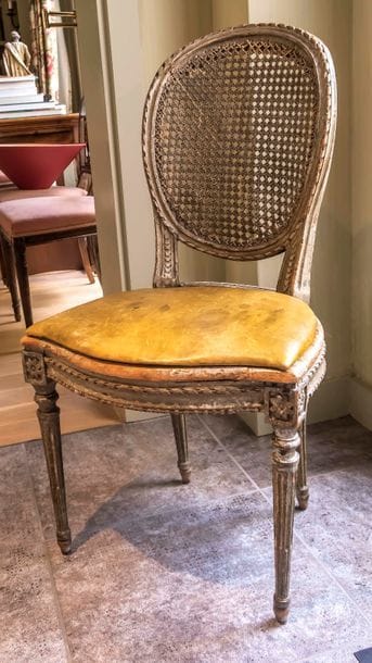 Chaise en bois mouluré et sculpté laqué vert...