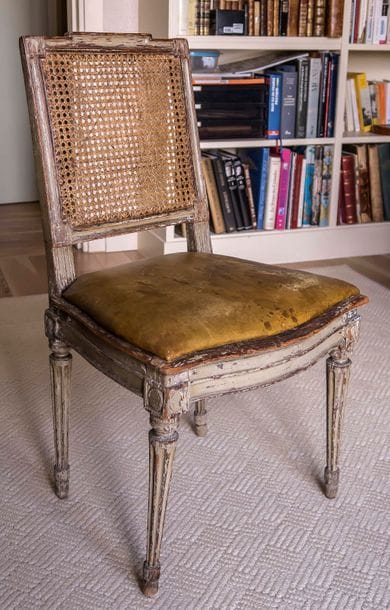 Chaise en bois mouluré et laqué gris, dossier...