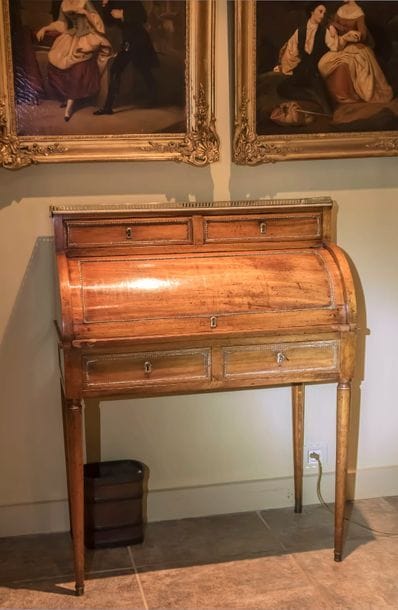 Petit bureau à cylindre en noyer et placage...
