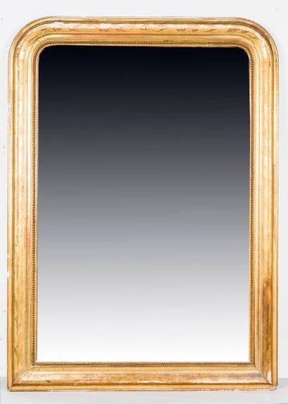 Miroir dans un cadre en bois et stuc doré...