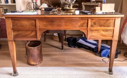 Bureau plat en acajou et placage d'acajou...