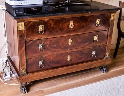 Commode en acajou et placage d'acajou ouvrant...
