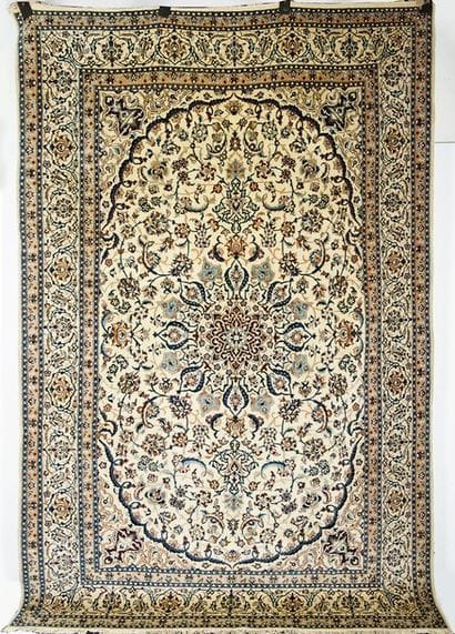 NAIN 

Grand tapis en laine et soie à décor...