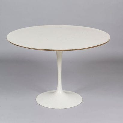 SAARINEN pour KNOLL
Table ronde pied en fonte...