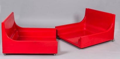 TRAVAIL ANONYME
Lit-banquette

En plastique...