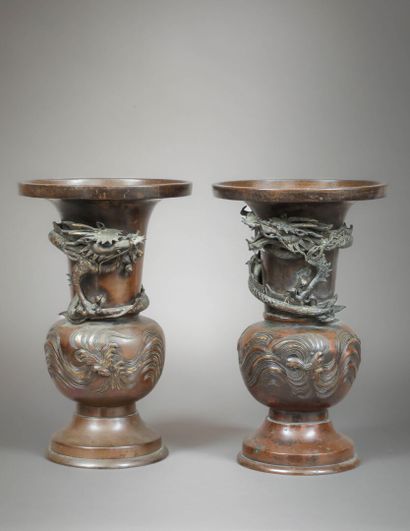Paire de vases en bronze de patine brune,...
