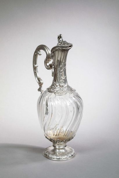 Aiguière en cristal et argent, elle repose...