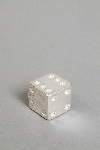 Dé à jouer en argent.
Poids: 65g