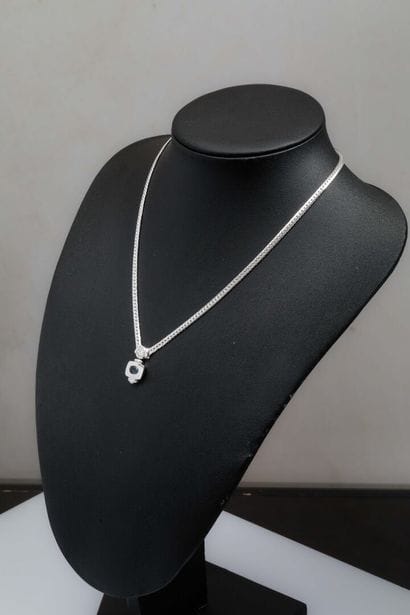 Very pretty snake chain necklace in 18K white...