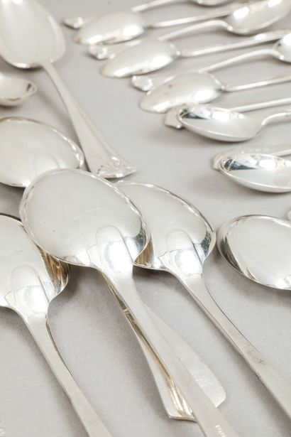 Partie de Ménagère de 68 pièces en métal...