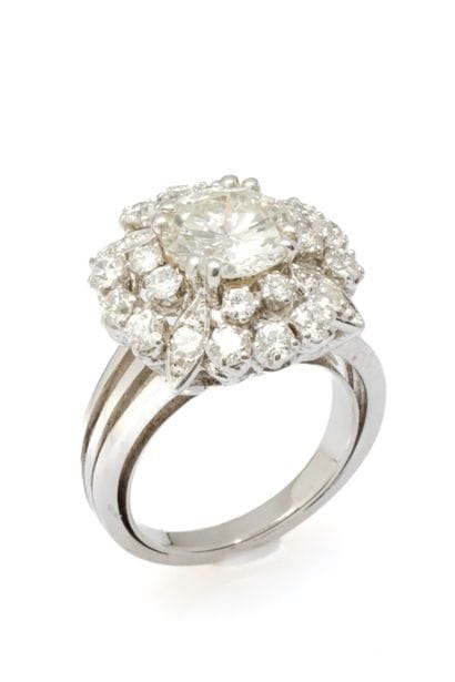 Important ring in 750 thousandths (18k) white...
