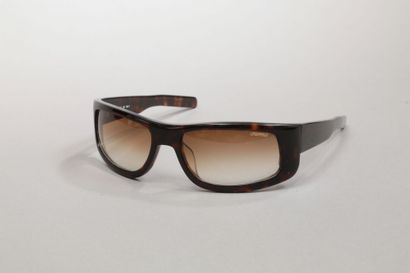 Karl LAGERFEL
Pair of sunglasses with box.
Provenance:...