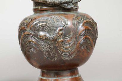 Paire de vases en bronze de patine brune,...