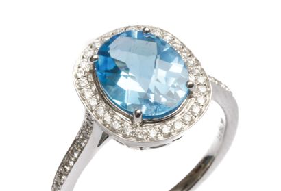 750 thousandths (18K) white gold ring set...