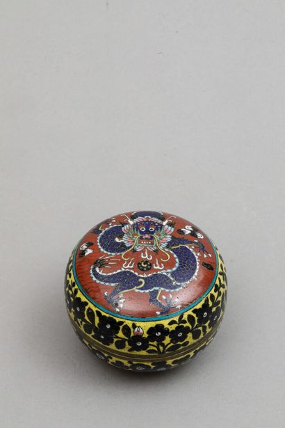 Boite lenticulaire en cuivre et émaux cloisonnés...