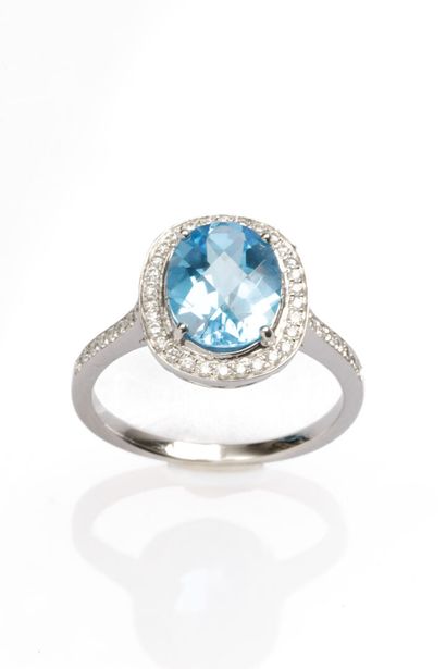 750 thousandths (18K) white gold ring set...