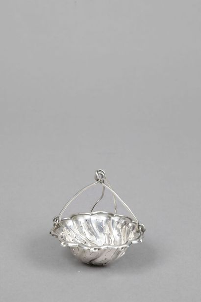Passe-thé en argent.
Poids: 17g