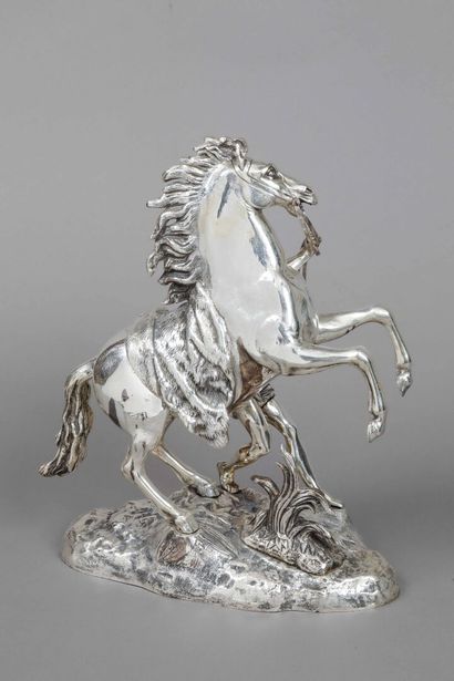 Grand cheval en bronze argenté sur socle...