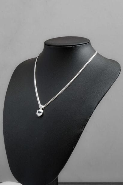 Very pretty snake chain necklace in 18K white...