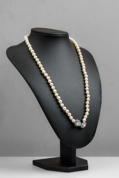 Joli collier de 73 perles de culture de dimension...