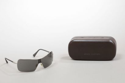 Louis VUITTON
Pair of sunglasses with box.
Provenance:...