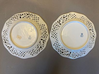Paire de coupes à ailes ajourées en porcelaine...