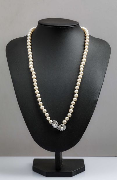 Joli collier de 73 perles de culture de dimension...