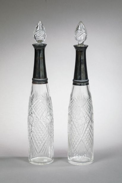 Paire de carafes à liqueur avec leur bouchon,...