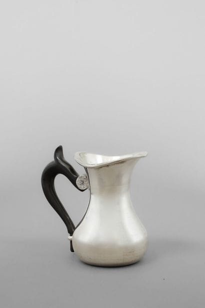 Petit pot à lait en argent à fond plat, corps...