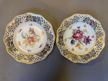 Paire de coupes à ailes ajourées en porcelaine...